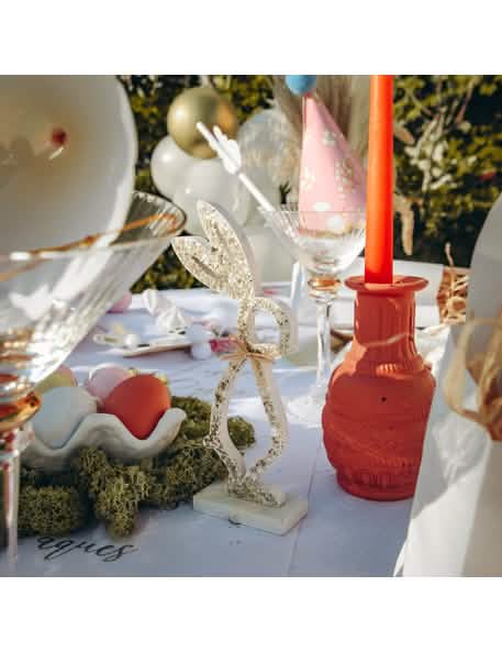 Mise en scène du lapin sur socle en bois de Pâques