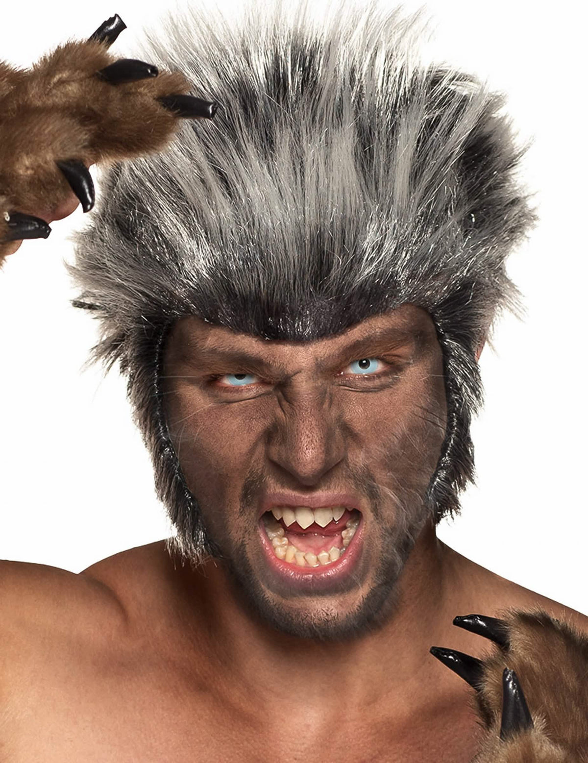 Mise in scène met een weerwolf-fantasie lenzen ijsblauw oogmasker