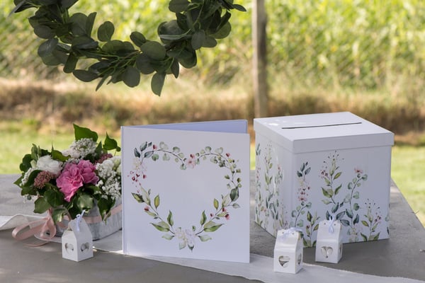 Mise en situation avec l'urne du livre d'or mariage végétal motif coeur floral