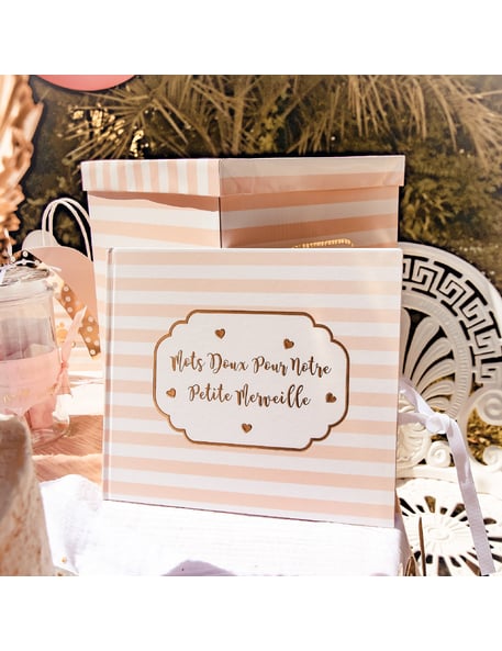 Vue avec sa boîte assortie du livre d'or petite merveille pour bébé