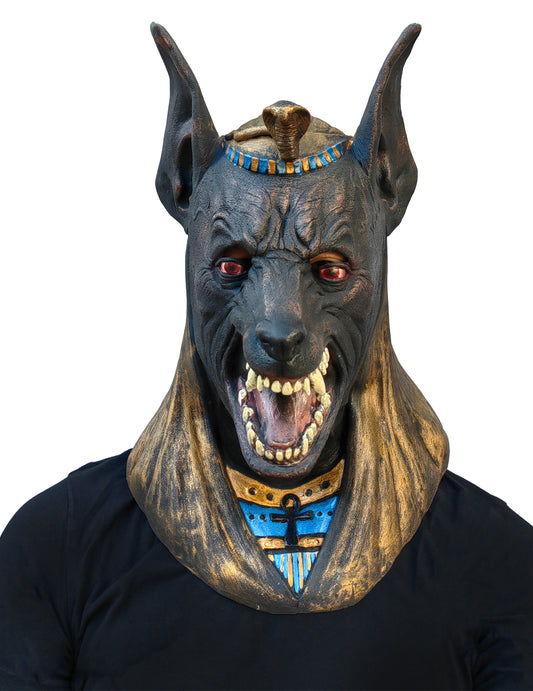 Gros plan sur le visage féroce du masque intégral Anubis