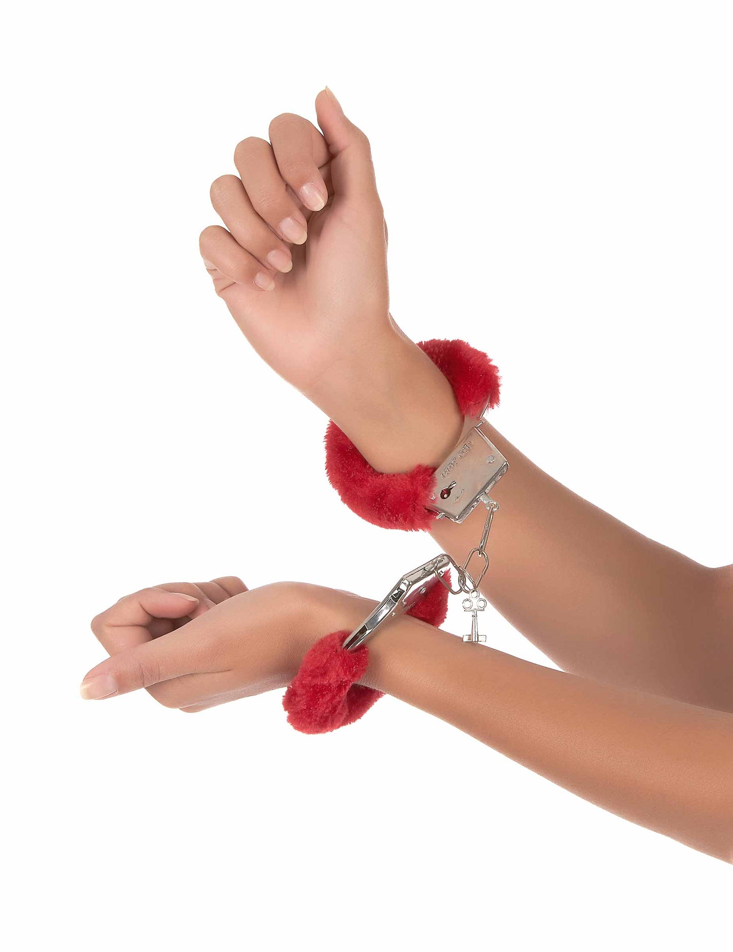 Gros plan sur les poignets des menottes en fourrure pour adulte