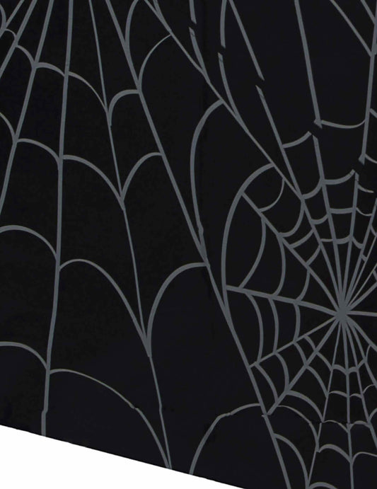 Détail du motif de la nappe en papier toiles d'araignées