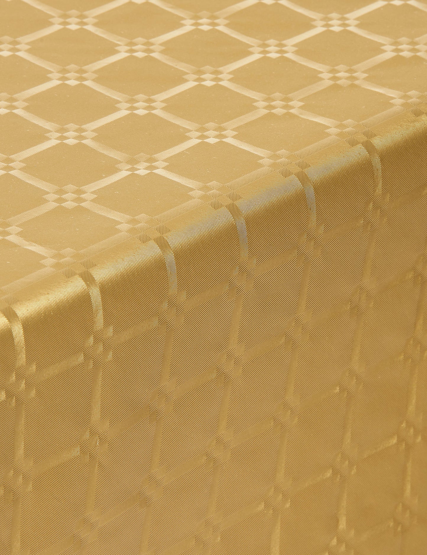 Gros plan sur le motif de la nappe en rouleau papier damassé pour fête doré jetable