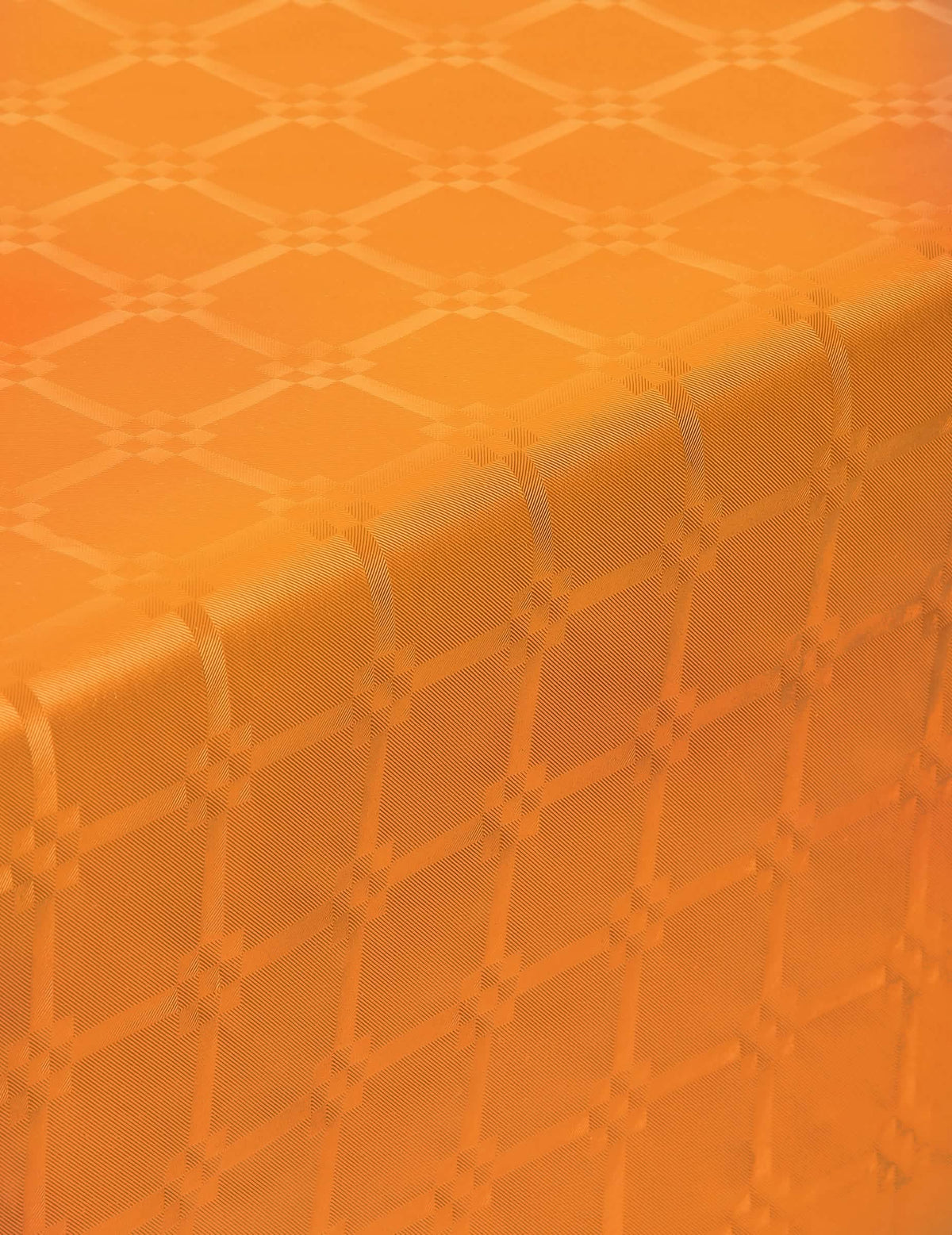 Gros plan sur les motifs de la nappe en rouleau papier damassé orange épais