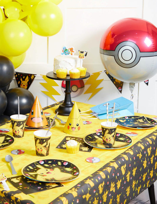 Mise en situation sur une table de fête de la nappe Pokémon Pikachu