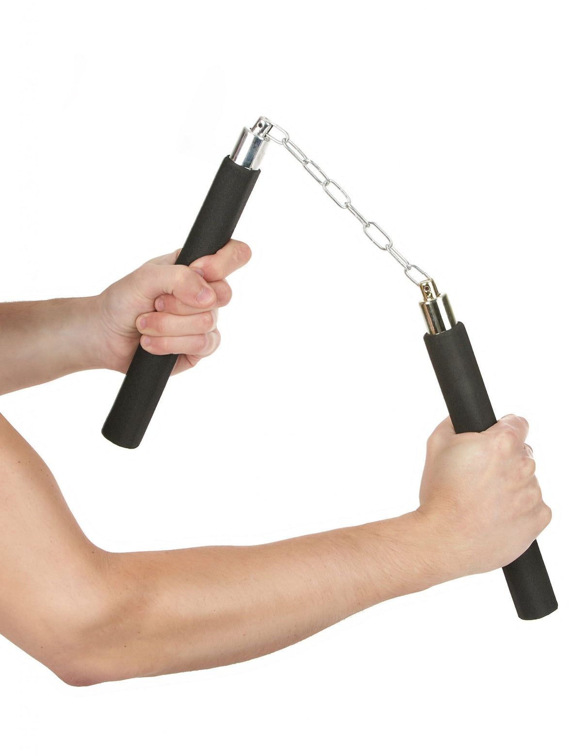 Prise en main du nunchaku en mousse noir avec chaîne argentée
