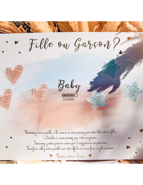 Détail des stickers collés sur le Panneau jeu fille ou garçon pour gender reveal party