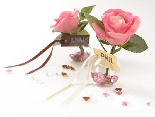 Mise en situation des petits diamants de décoration de table pour fête