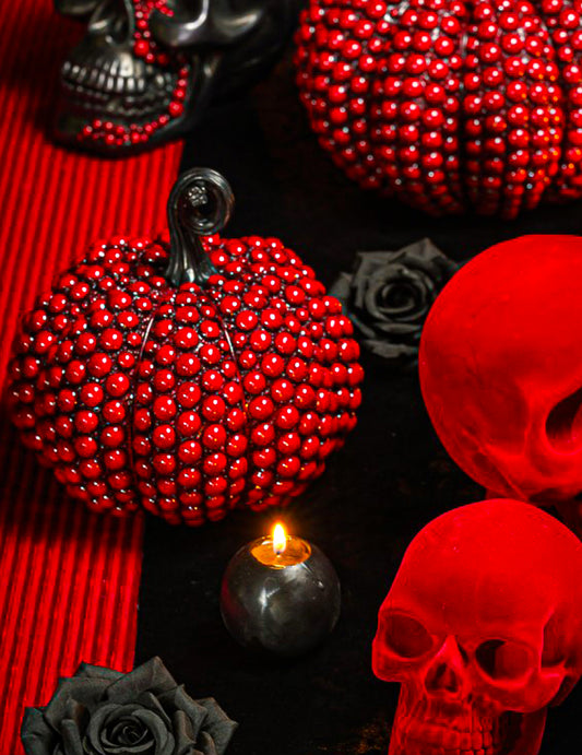 Kleine decoratieve pompoen van hars met bloedrode parels 19 cm