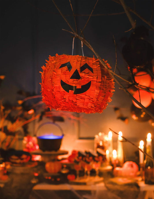 Mise en situation suspendue de la piñata citrouille Halloween