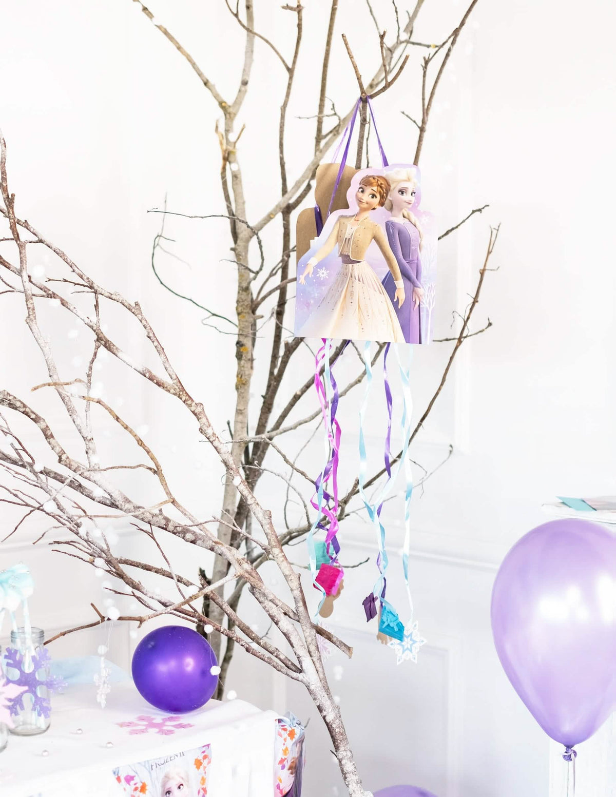 Mise en situation de la Piñata La Reine des Neiges™ suspendue