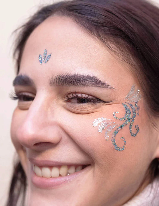 Rendu sur le visage du pochoir de maquillage réutilisable arabesque