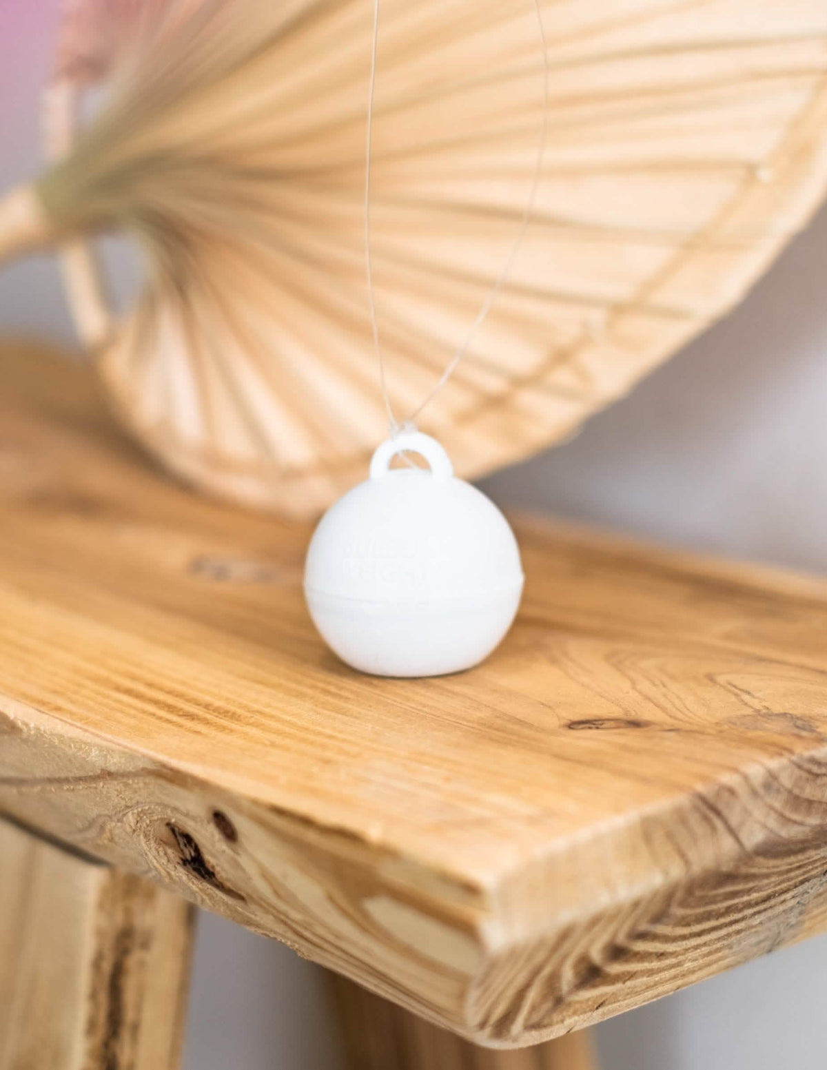 Detail van het bevestigingssysteem van het gewicht voor witte heliumballon