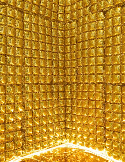 Détail de la texture du rideau de ballons pour fête doré