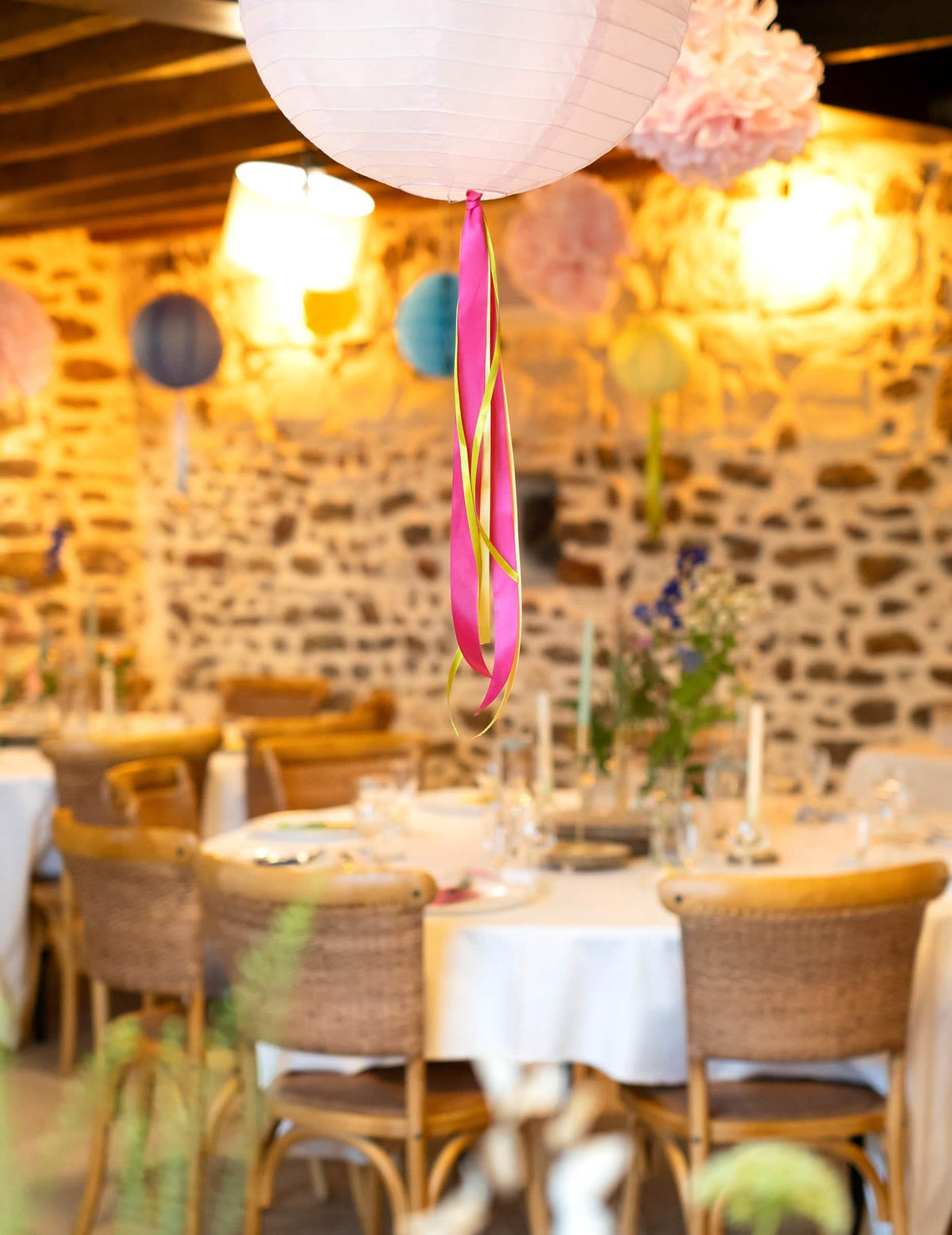 Mise en situation en décoration de fête du ruban satin pour décoration jaune