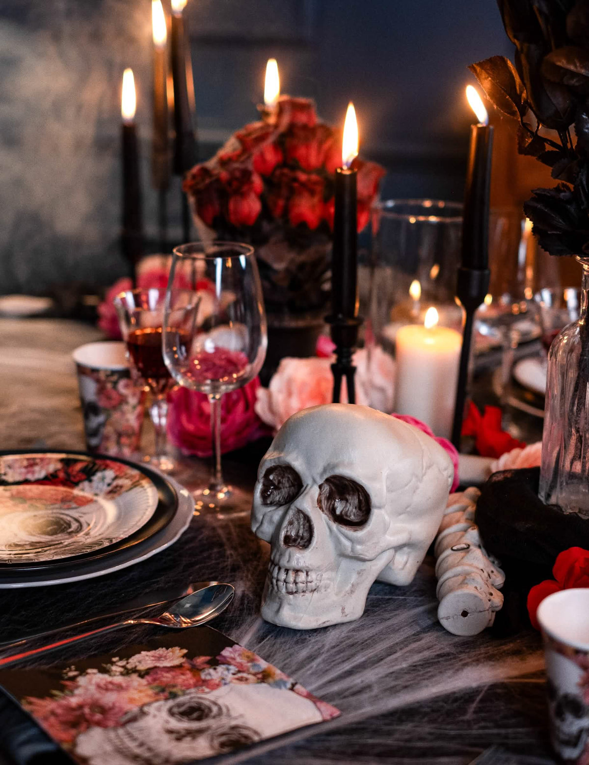 Detail van de schedel en de wervelkolom op een tafel van de bottenzak 12-delig halloween