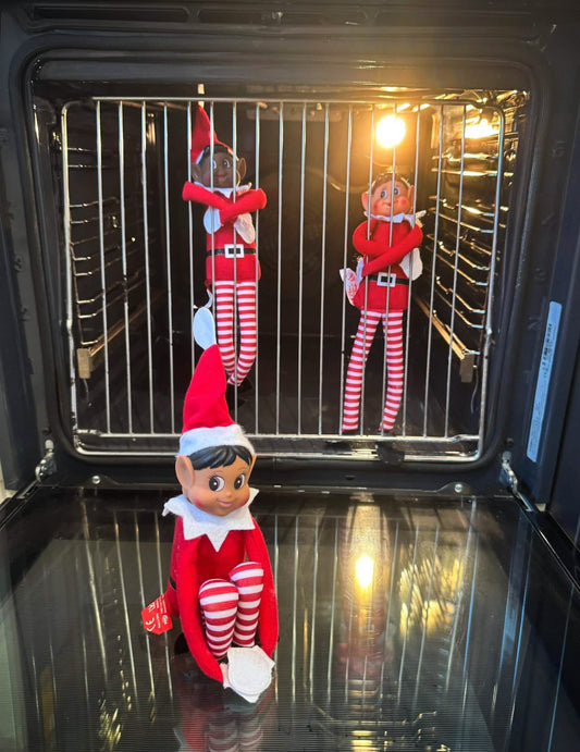 Duo ondeugende kerstelfjes Elfie en Paillette