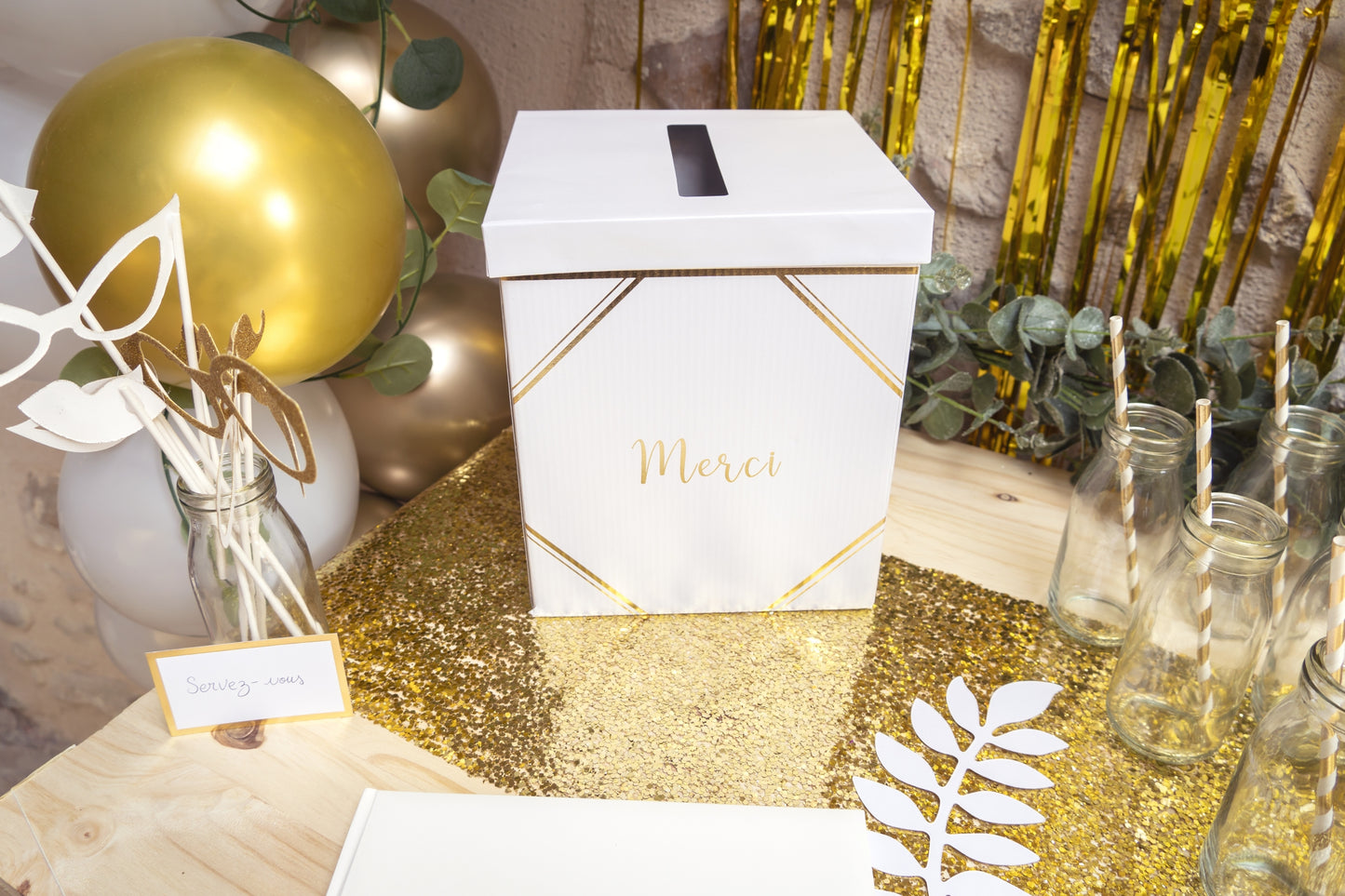 Mise en scène sur table de fête de l'urne en carton merci pour mariage