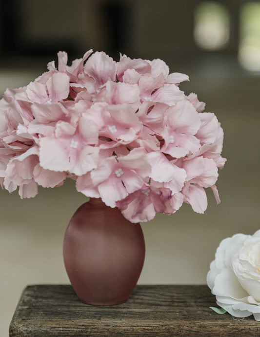 Vue avec fleurs du vase en verre décoration pour table rose finition givrée