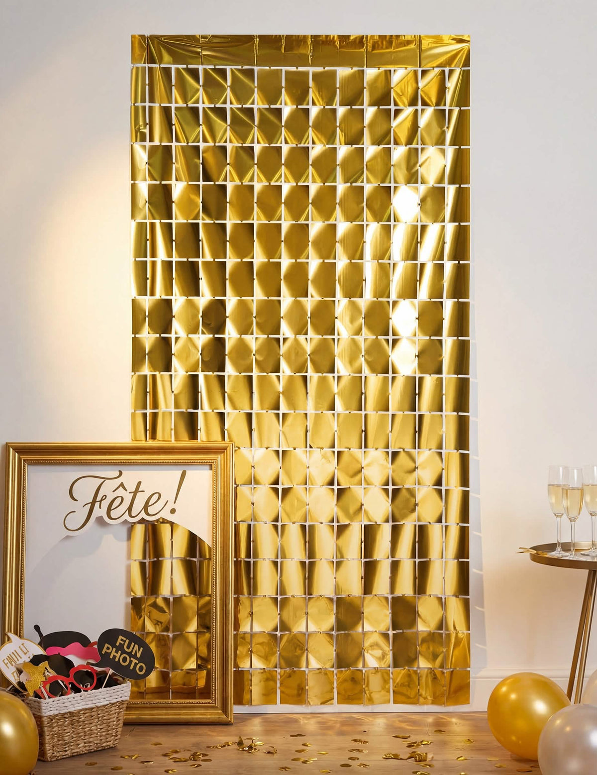 Opstelling van het gouden vierkantjesgordijn voor sprankelende feestdecoratie