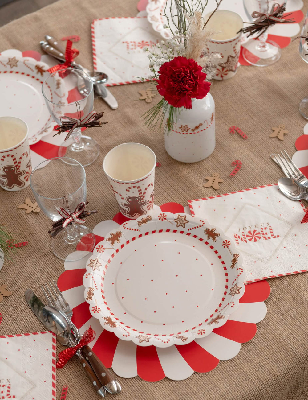 Mise en scène des assiettes en carton motif gourmandises de Noël