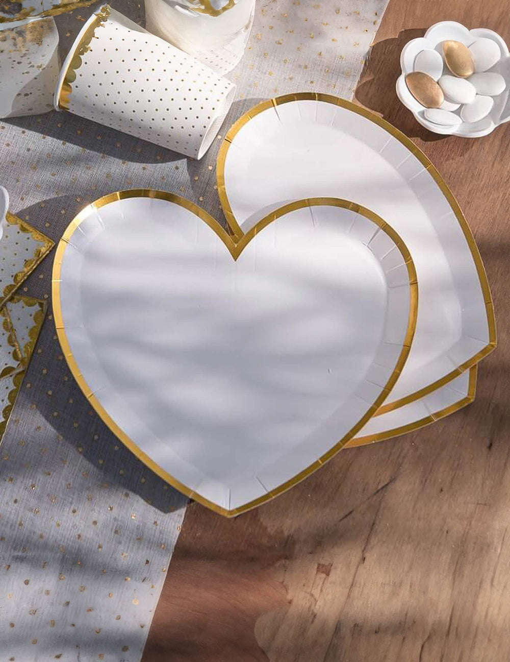 Vue de dessus des assiettes en carton cœur pour baptême et fête