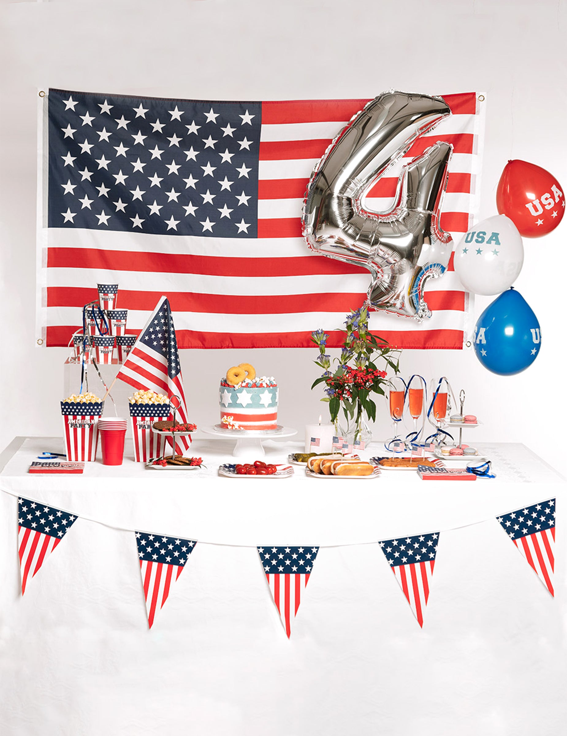 Mise en situation sur une table de fête des assiettes en carton American party