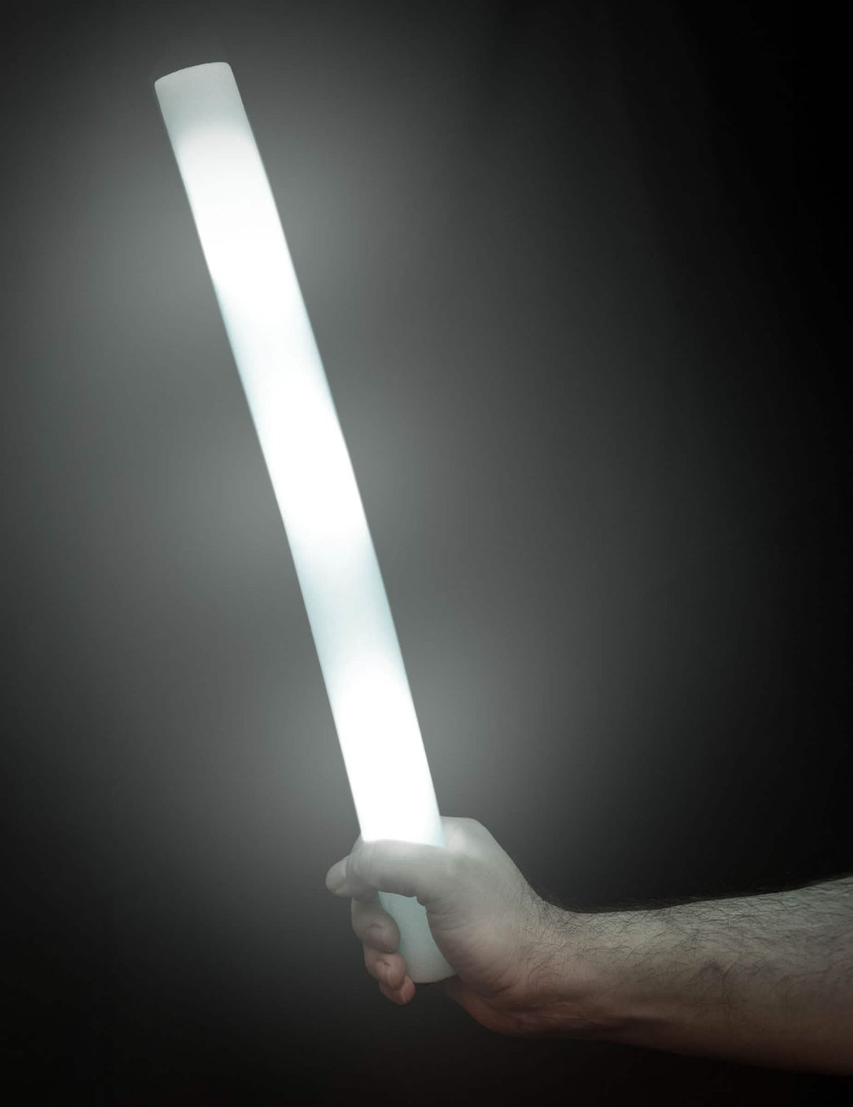 Vue du bâton allumé tenu à la main du bâton lumineux LED en mousse pour fête