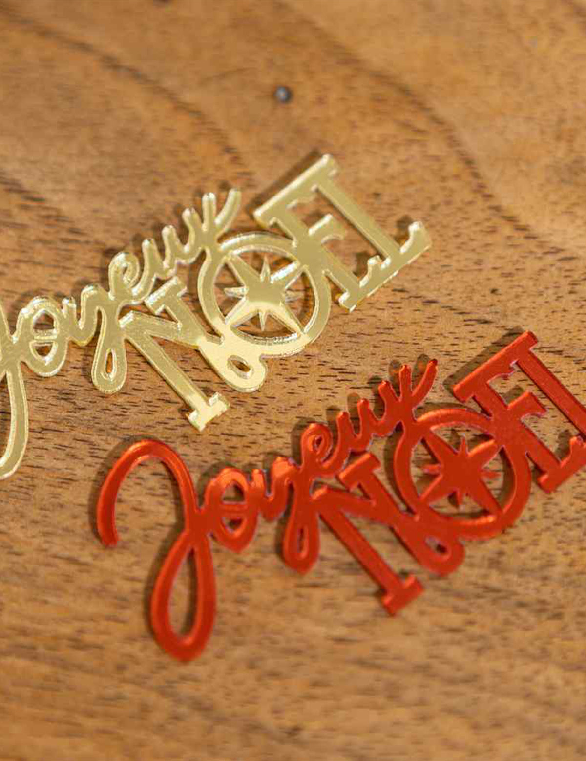 10 tafelconfetti Vrolijk Kerstfeest rood en goud 6,5 x 3,5 cm
