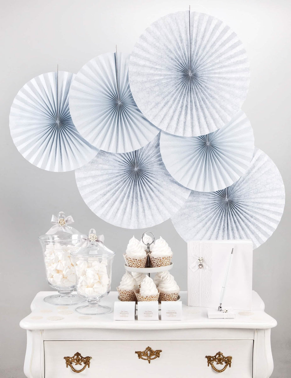 Mise en scène sur buffet des contours pour cupcakes dentelle pour mariage