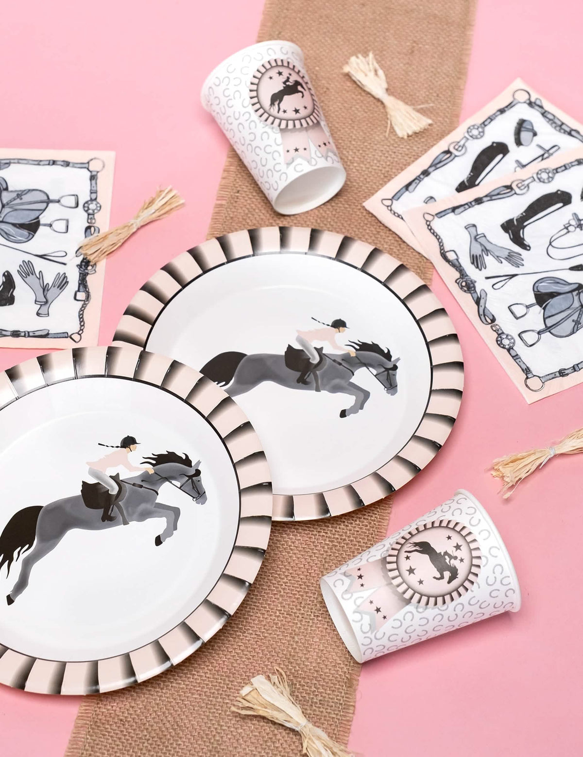 Vue d'ensemble avec serviettes et assiettes des gobelets en carton équitation motif fer à cheval