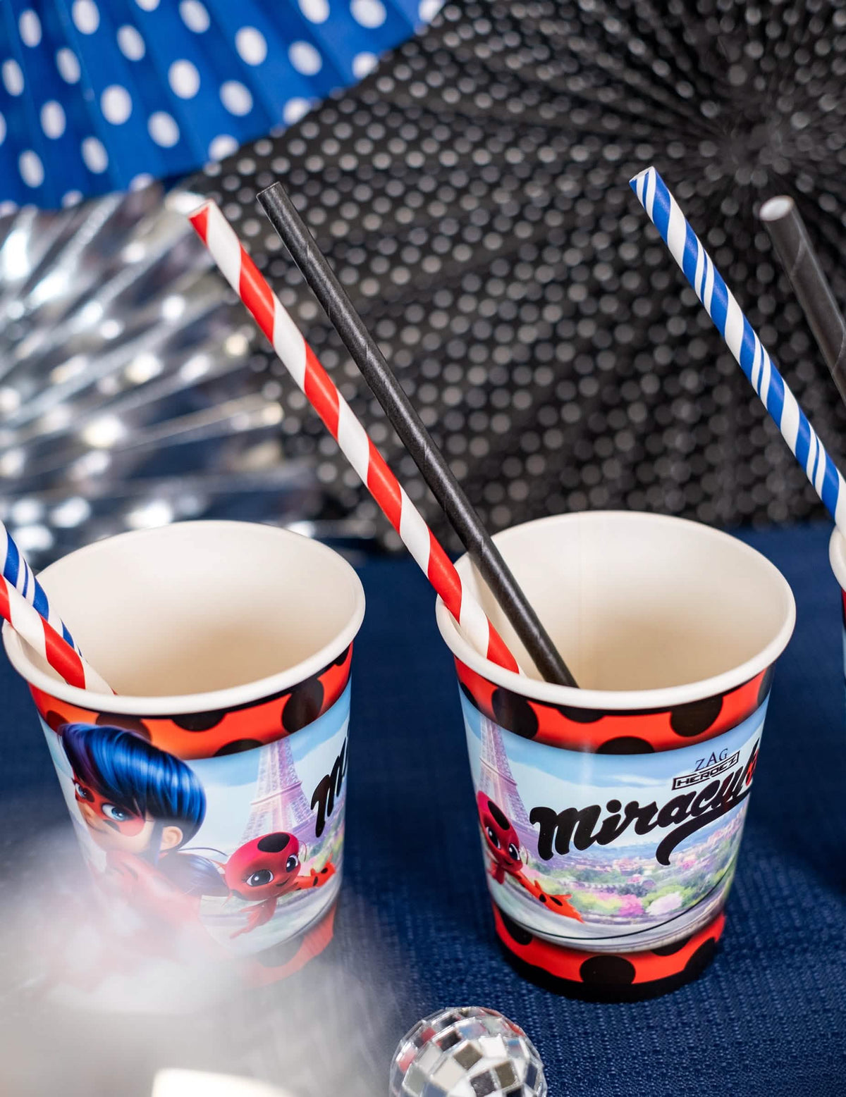 Mise en situation dans des gobelets des pailles en carton rayées pour boissons froides rouges et blanches
