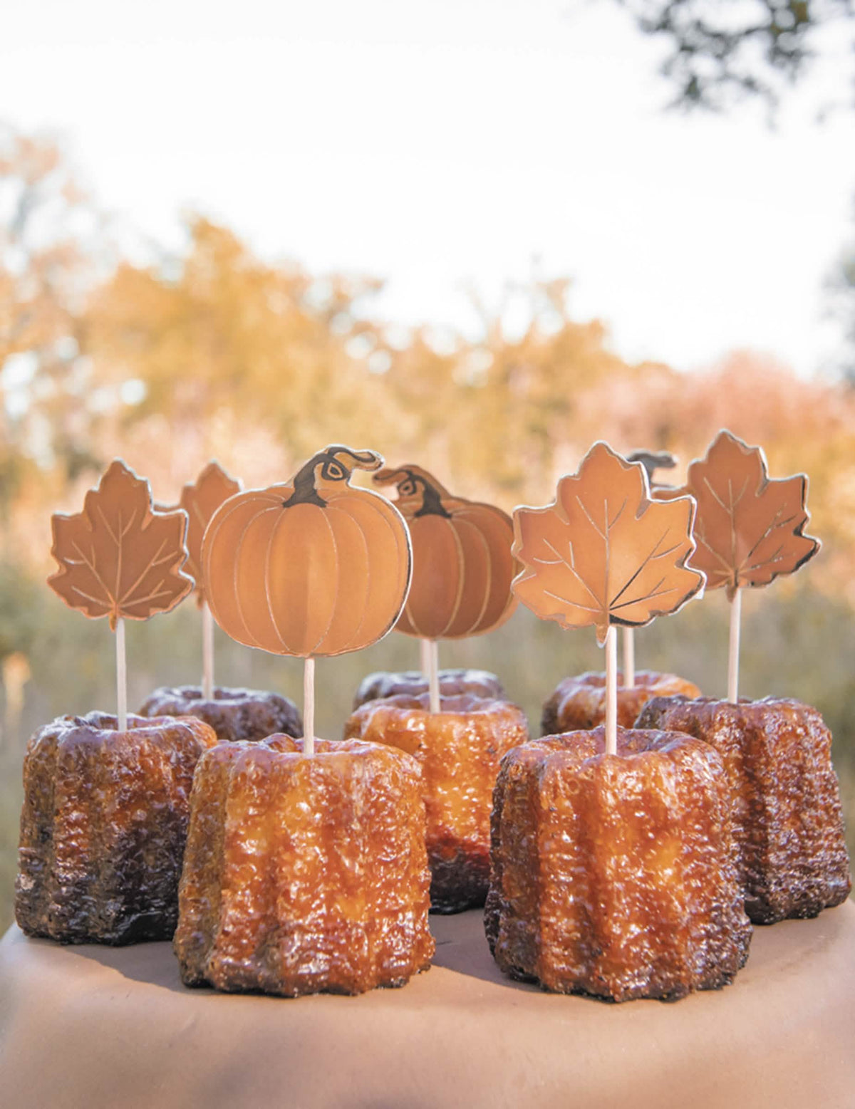 Mise en situation sur des cannelés des pics à cocktail automne citrouille et feuille