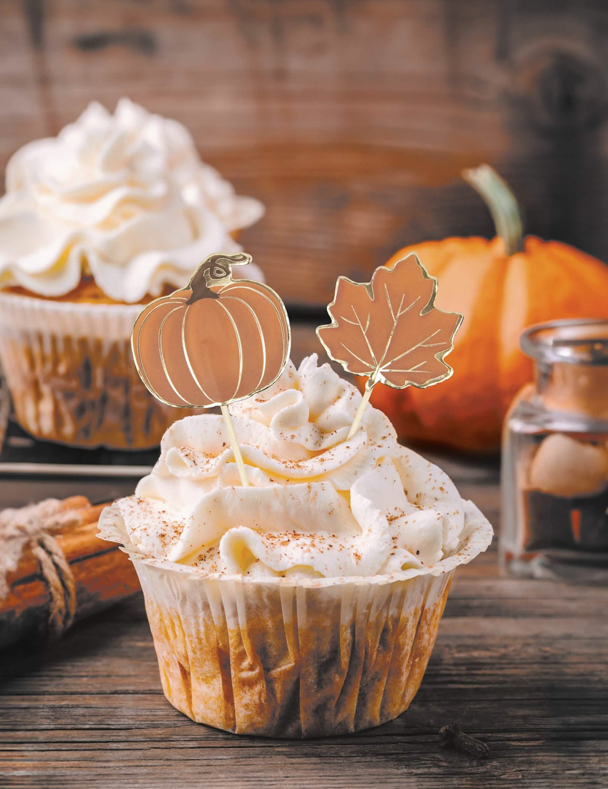 Mise en scène sur un cupcake des pics à cocktail automne citrouille et feuille