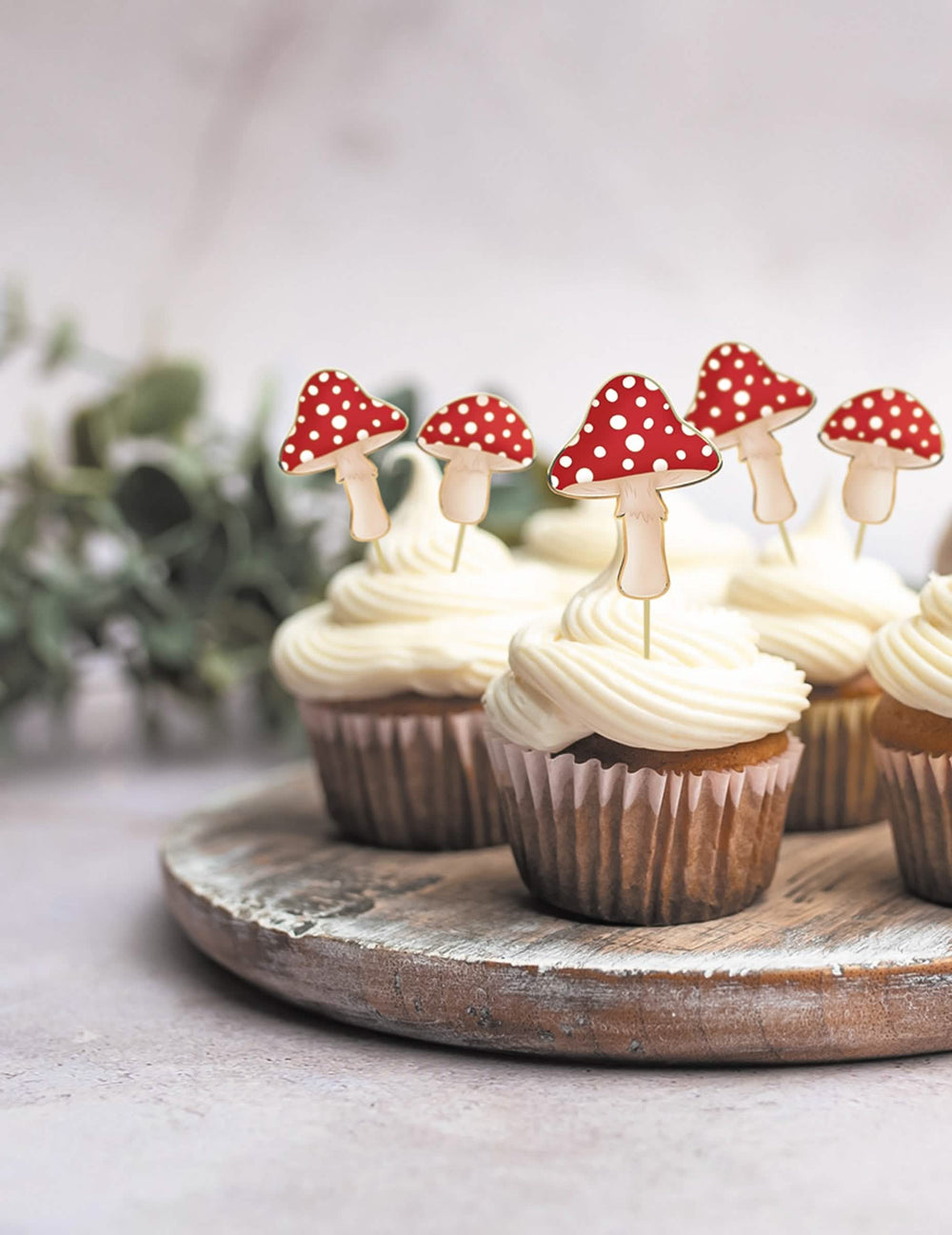 Mise en scène sur des cupcakes du pics à cocktail champignon