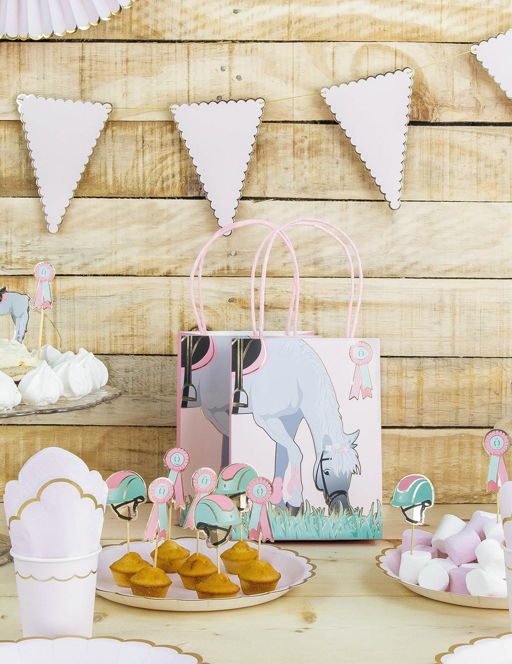 Mise en situation sur une table de fête des pics à cocktail cheval équitation