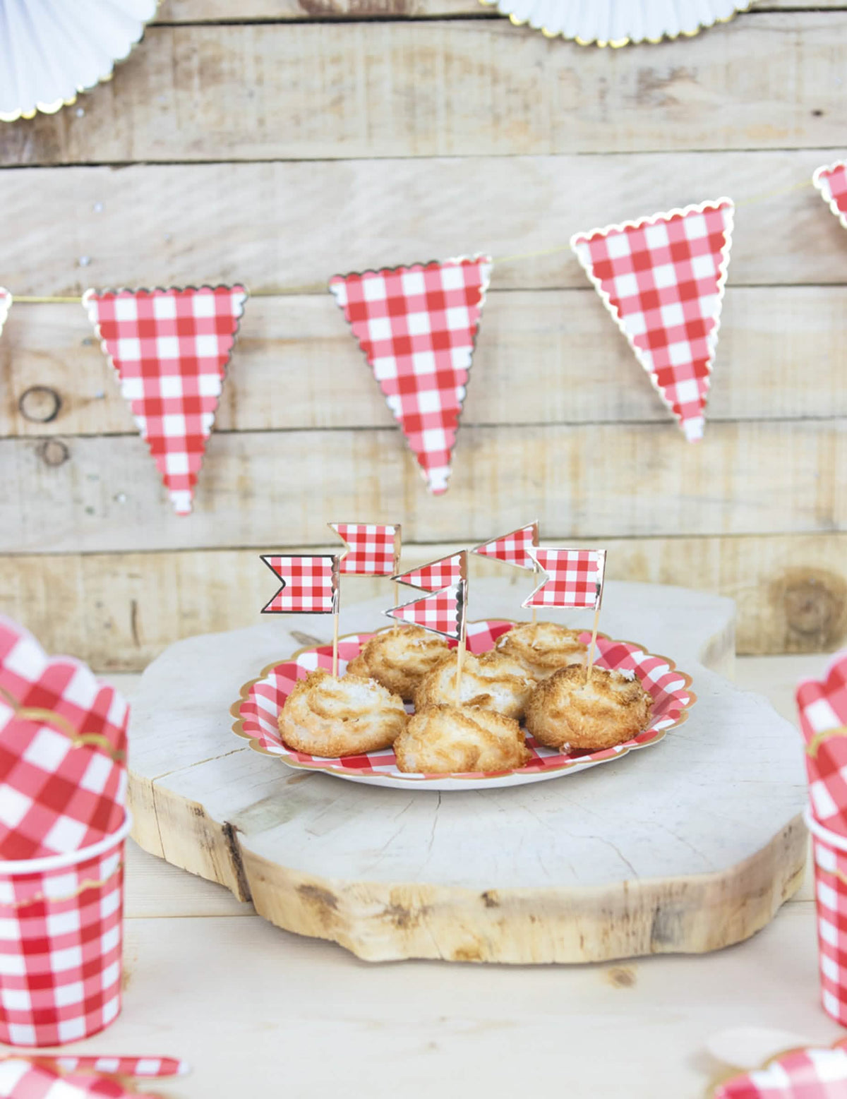 Mise en scène de table de fête du pics à cocktail vichy pour fête