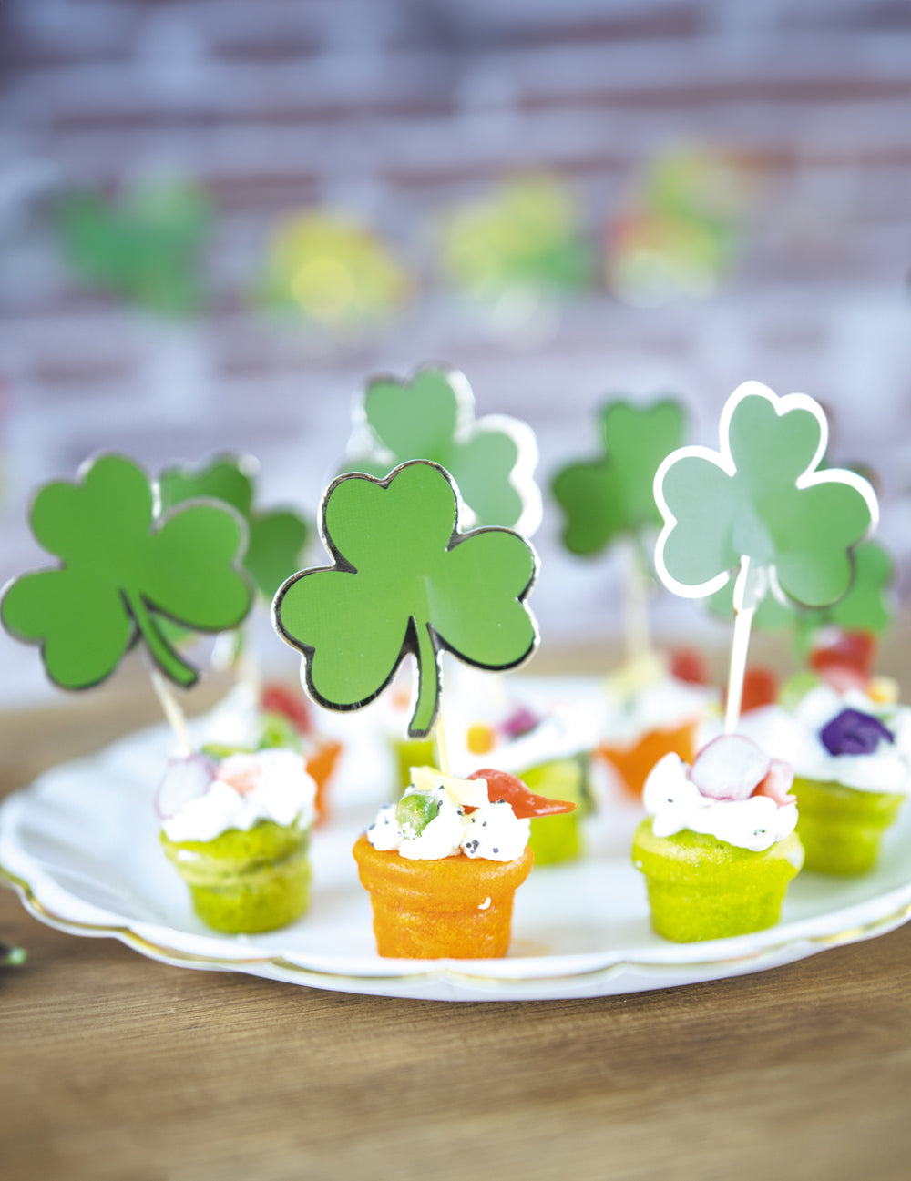 Mise en scène sur un plateau d'amuse-bouches des pics en bois trèfle Saint Patrick