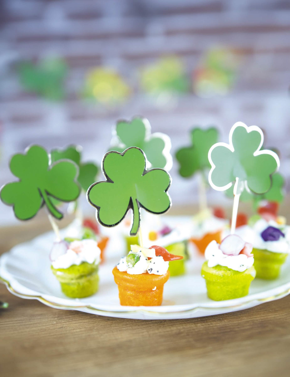 Mise en scène sur un plateau d'amuse-bouches des pics en bois trèfle Saint Patrick