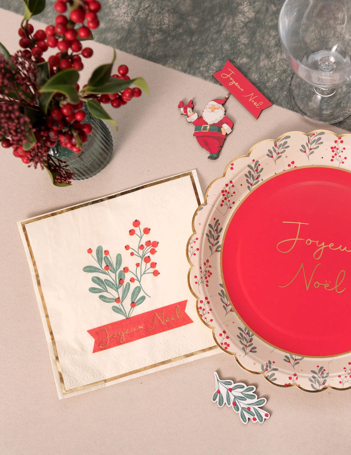 Vue de dessus avec assiette assortie des serviettes houx de noël