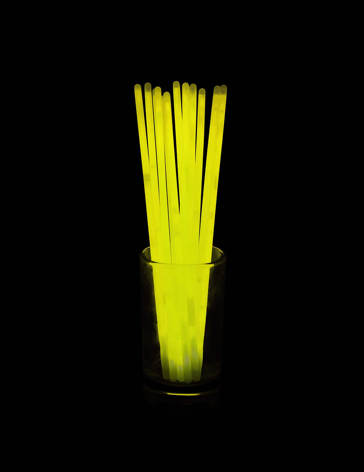 Bâtons lumineux dans un verre des bracelets phosphorescents pour fête