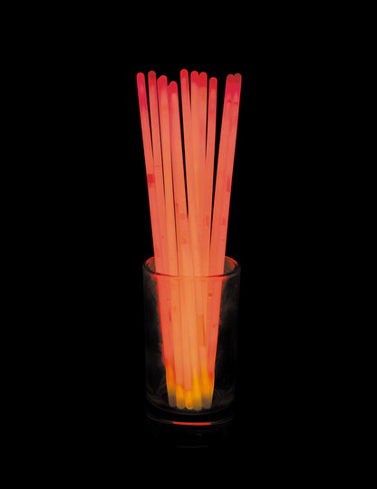 Bâtons lumineux dans un verre des bracelets phosphorescents pour adulte rouges