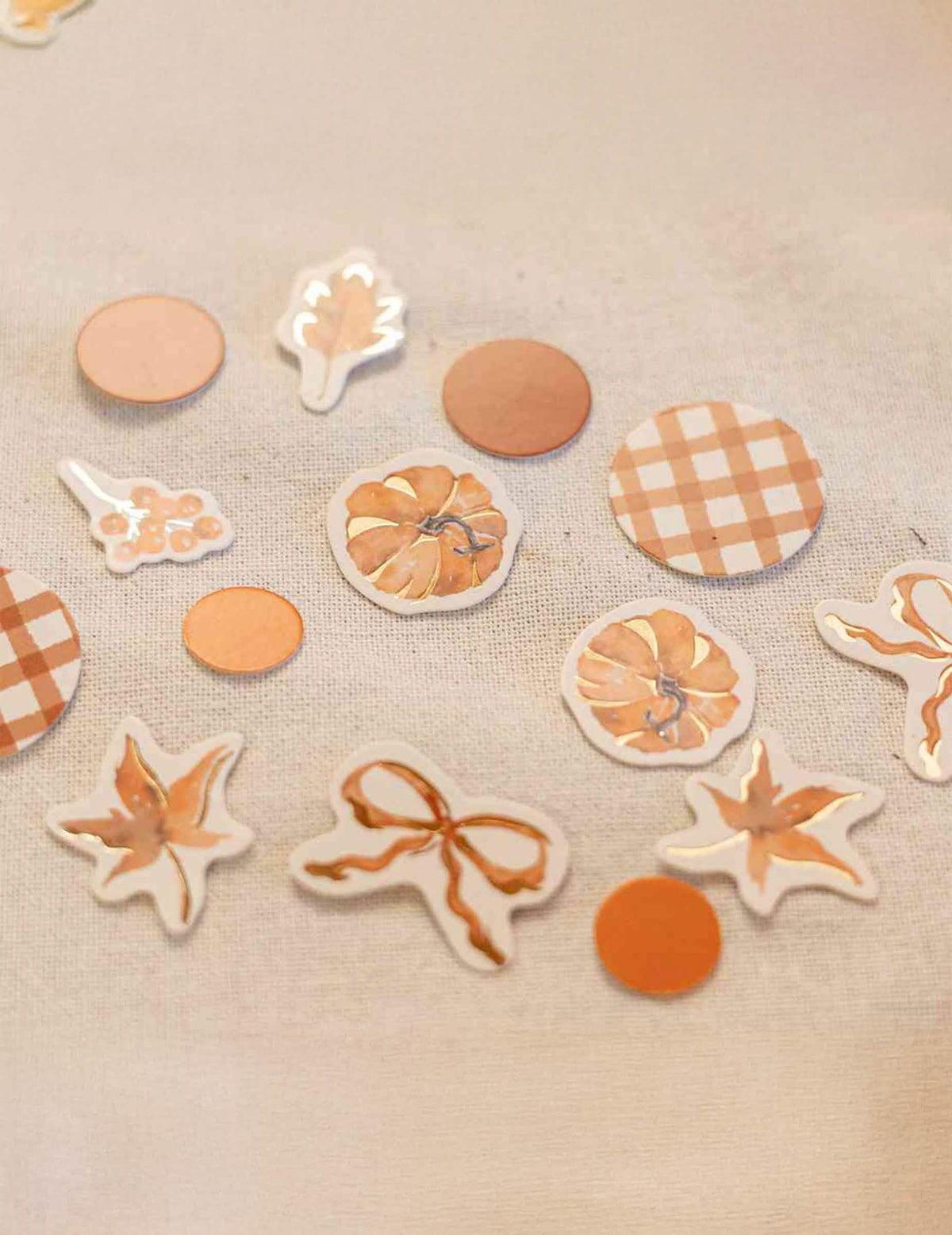 100 confettis Cottage Living en papier crème terre brûlée et or 3 cm