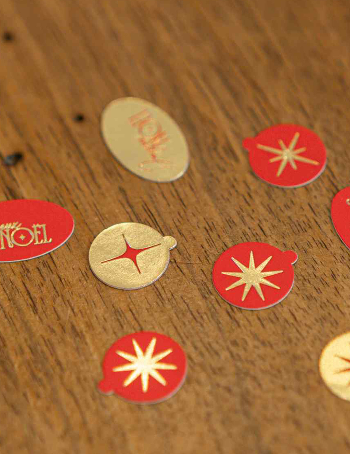 100 tijdloze kerstconfetti Vrolijk Kerstfeest rood en goud van 1 tot 2 cm