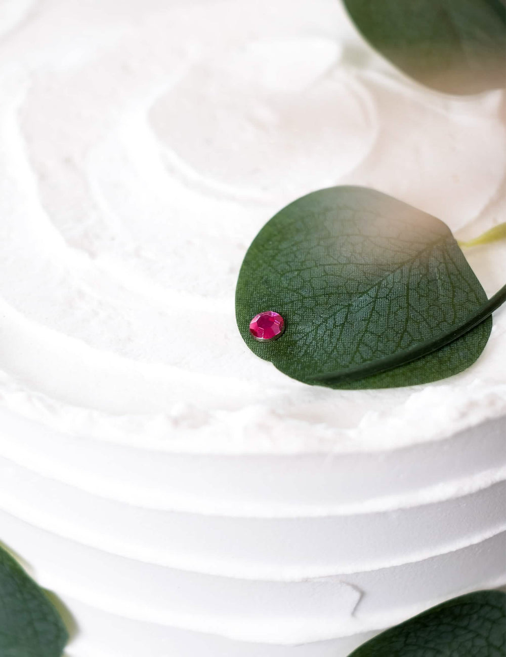 Mise en situation sur un gâteau des confettis de table ronds pour anniversaire fuchsia