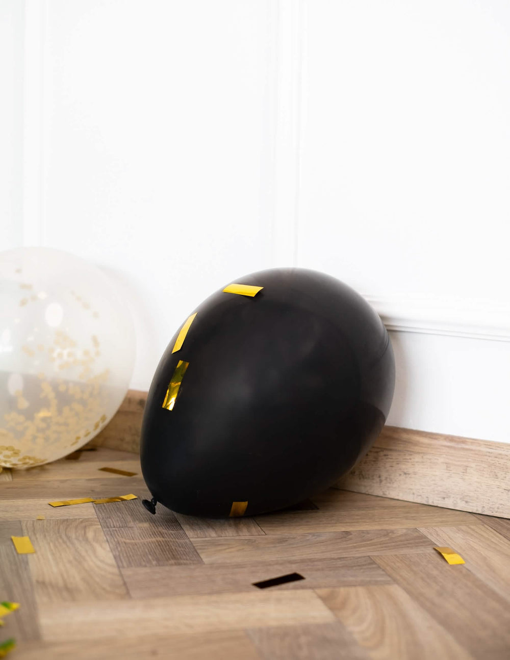 Détail d'un ballon avec confettis dorés des ballons noirs pour fête
