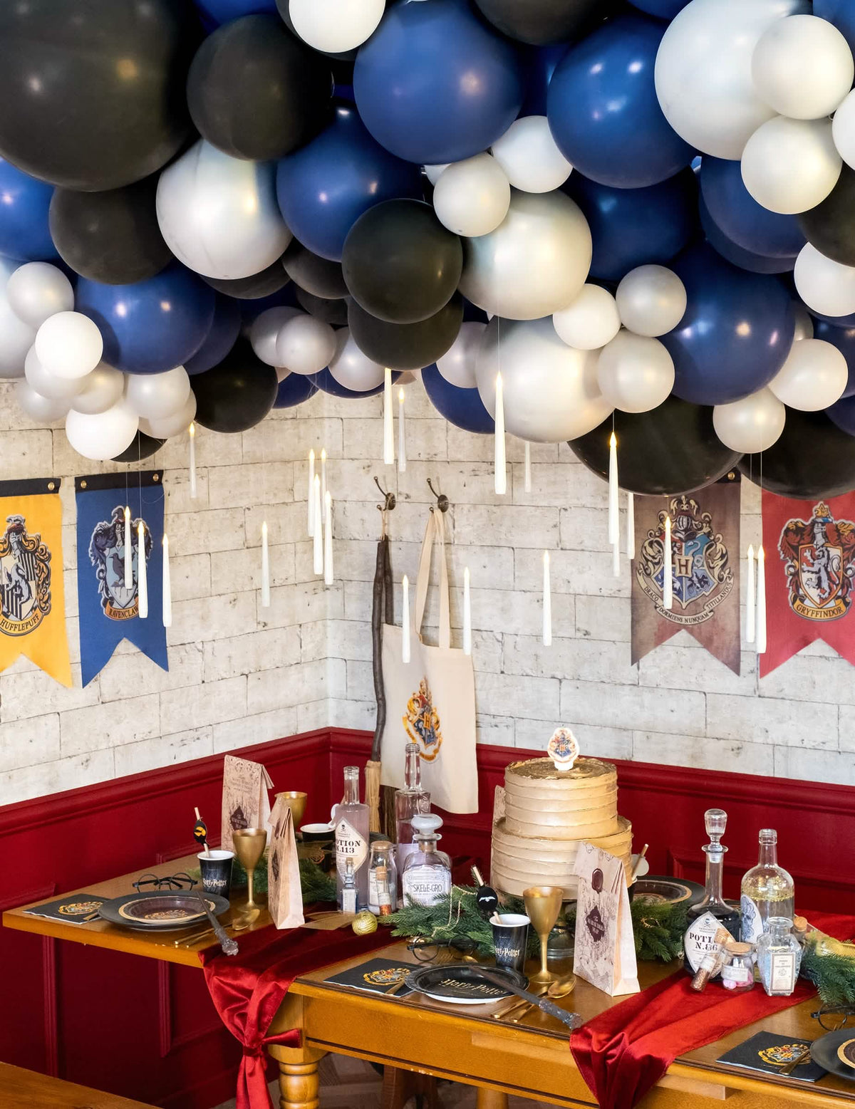 Mise en scène des ballons noirs pour fête