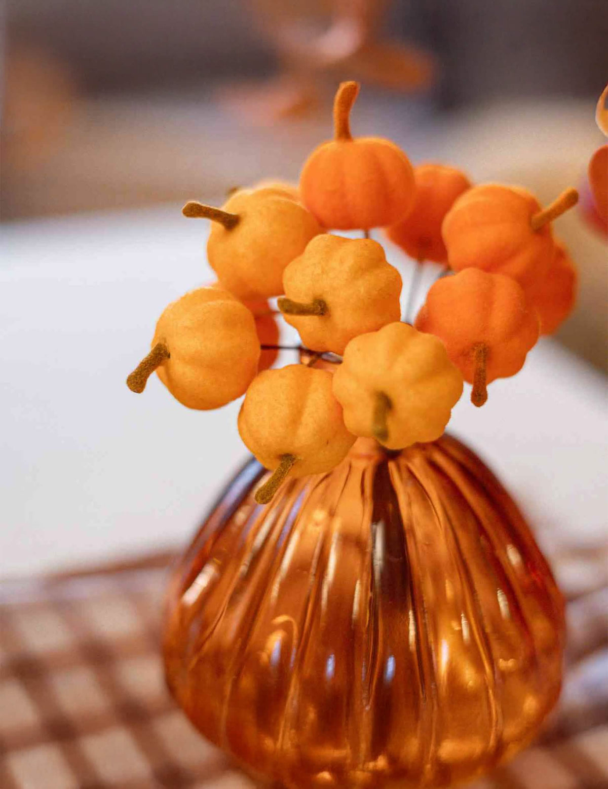 12 Mini citrouilles sur tige en velours orange 13 cm