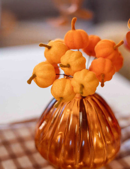 12 Mini citrouilles sur tige en velours orange 13 cm